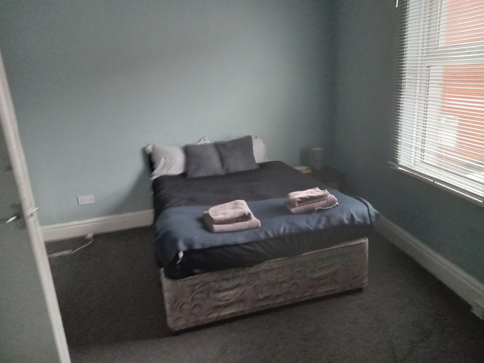 Room 5, Sunny Seaside Apartment in Blackpool, Blackpool