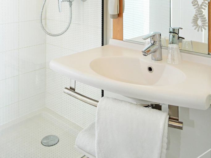Bathroom 3, ibis Bordeaux Saint Emilion, Gironde