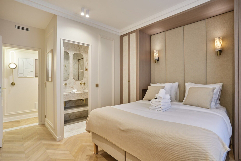 Room 3, Apartment in the Marais With Air-conditioned, Paris