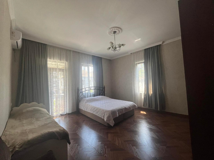 Others 4, Tinas sweet home, Batumi