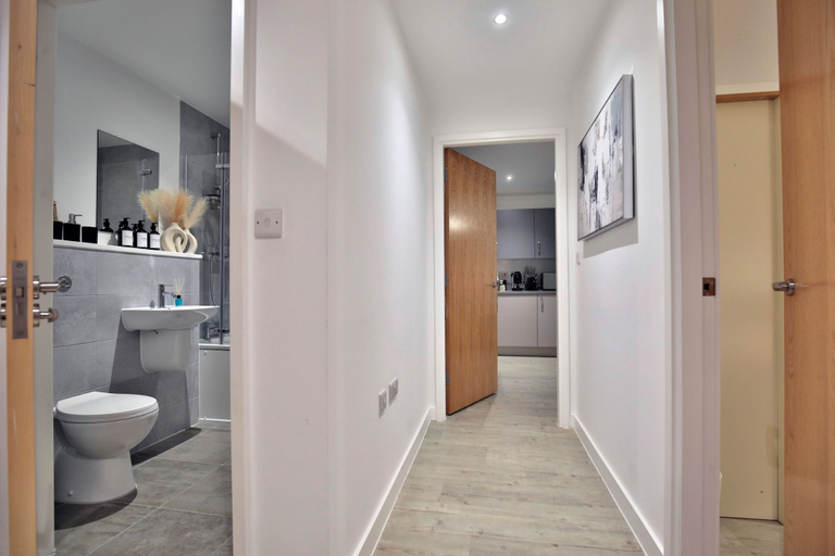 Bathroom 5, Manchester - 2-Bed Apartment - sleeps 4 - WiFi, Manchester