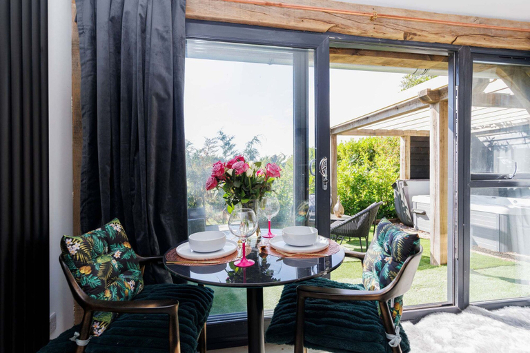 Others 5, Romantic Countryside Lodge With Hot Tub, West Sussex