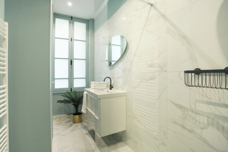 Bathroom 5, Splendid Apartment Champ de Mars - Eiffel Tower, Paris