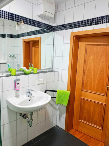 Bedroom 1, Gasthaus zum Halbmond, Speyer