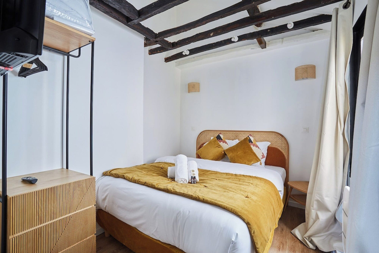 Room 4, Apartment AC 2 Bedrooms Le Marais Beaubourg, Paris