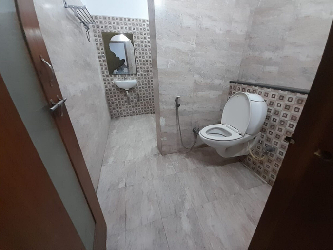 Bathroom, Hotel Mezbaan, Raipur