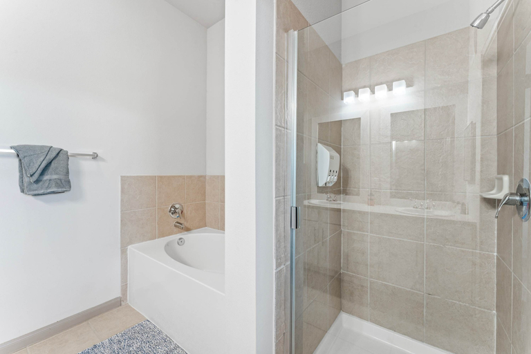 Room 2, Homey 2BR Suite Close to Downtown w Fast Wifi, Travis