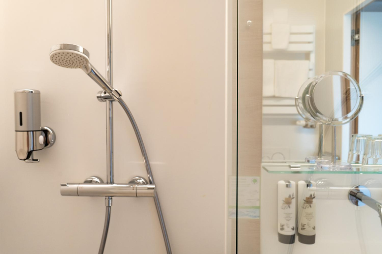 Bathroom 4, Kracher Hotel Doppelzimmer - fur maximal 4 Personen inklusive Pool, Neusiedl am See