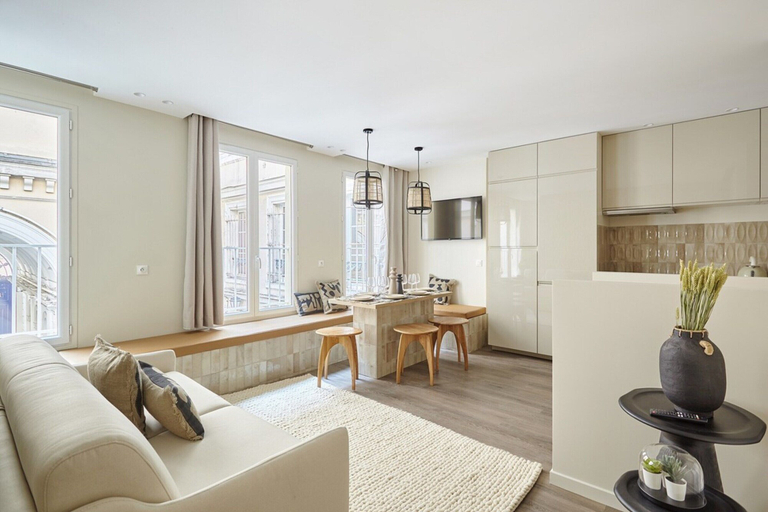 Living area 2, Modern 2 bedrooms apartment Le Marais/ Beaubourg, Paris