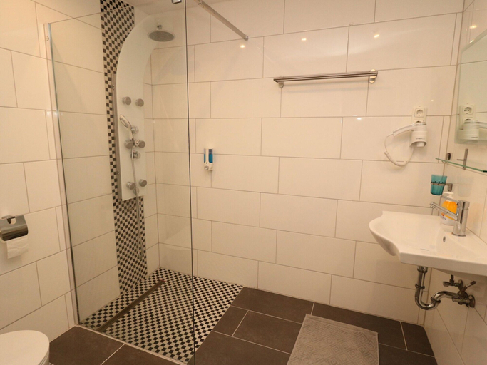 Bathroom 4, Apartment in Essen With Balcony & Garden, Essen