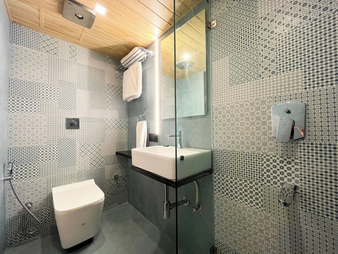 Bathroom 4, Bandra Stays, Mumbai Suburban