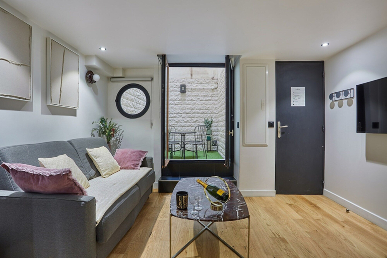 Living area 3, Charming Apartment Faubourg St Honore Madeleine, Paris