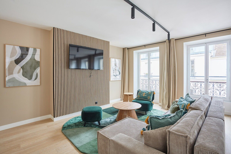 Living area 3, Sublime New Flat 2 Bdr Beaubourg/le Marais, Paris