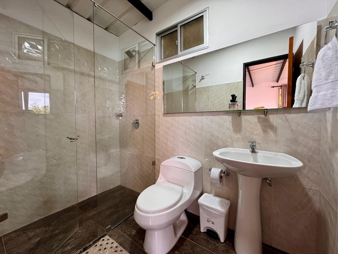 Bathroom 3, Alto del sion  peñol guatape, Peñol