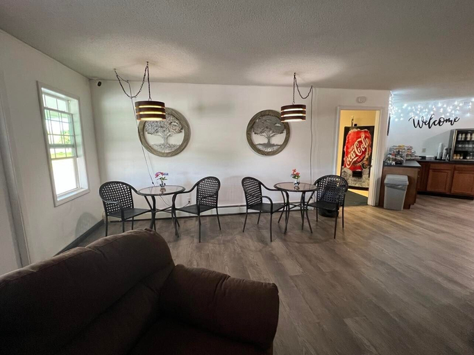 Public Area 2, Northwoods Motels, Rusk