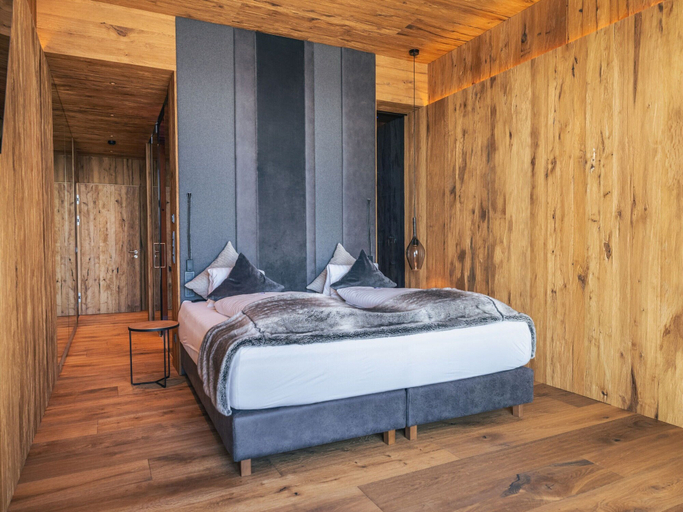 Room 5, Chalet in Kaltenbach Near Ski Lift & Sauna, Schwaz