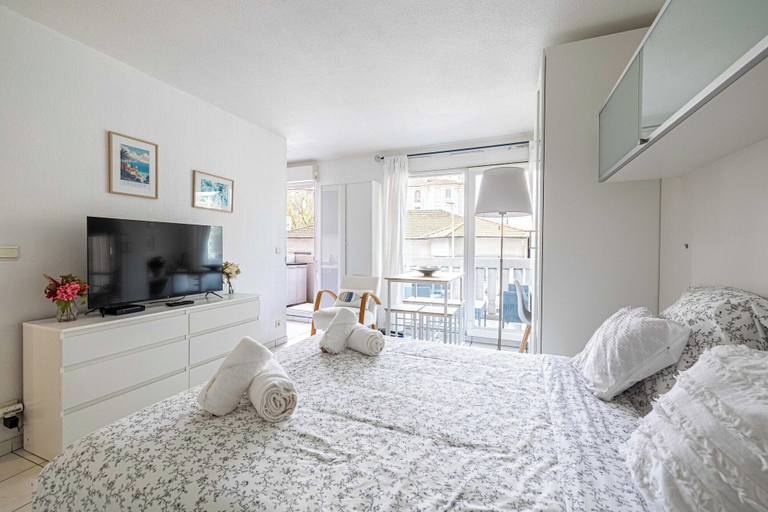 Room 4, Charming Studio With Balcony & Pool -heart of Nice, Alpes-Maritimes