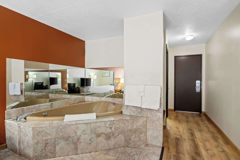 Bathroom 4, Econo Lodge Manistee, Manistee