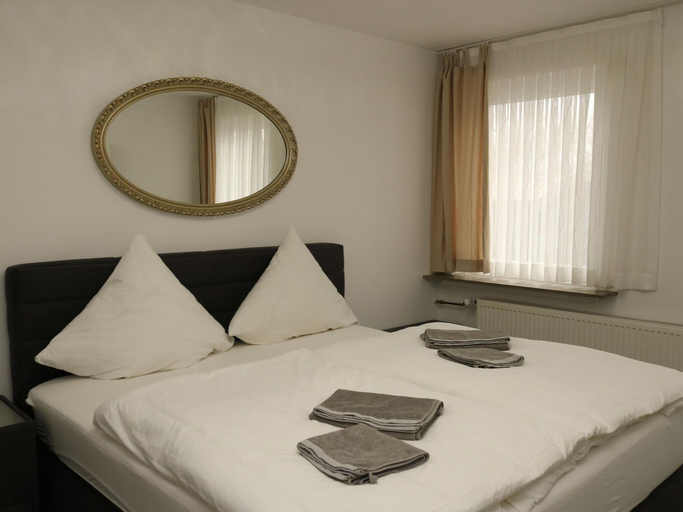 Room 3, Apartment in Essen With Balcony & Garden, Essen