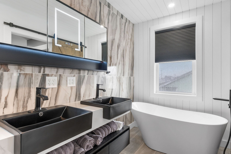 Room 3, New Luxury 4 Bed Condo Perfect for Winter Rental, Rockingham