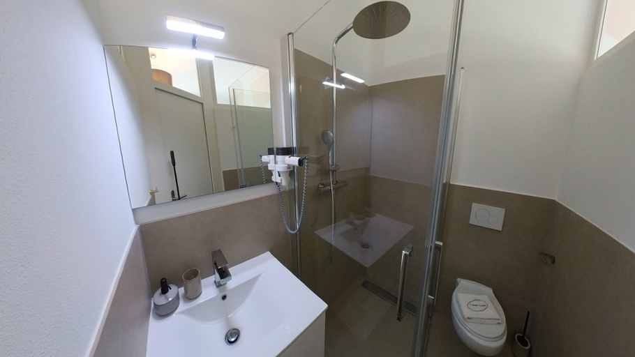 Bathroom 2, 7 Rooms, Locarno