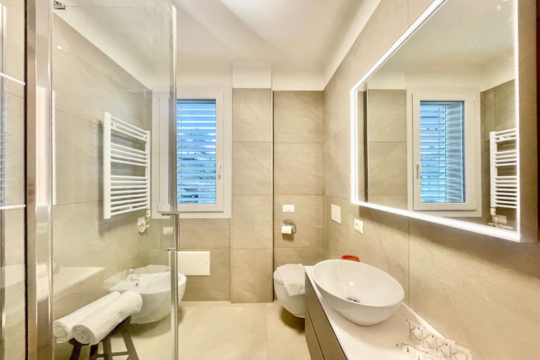 Room 4, Modern House Apartment 4, Como