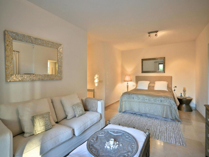 Room 4, Villa in Porroig With Stunning Sea Views, Madrid