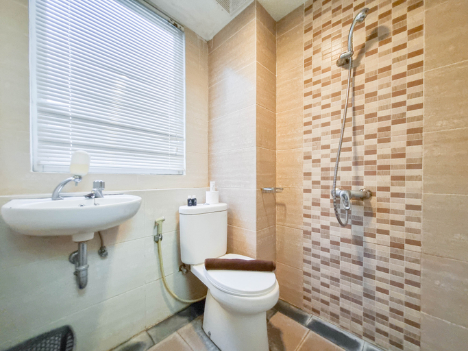 Bathroom 5, Enjoy Living Studio Student Castle Yogyakarta Apartment By Travelio, Sleman