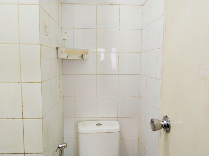 Bathroom 5, The Royale Sentra Tower Kuning Powered by Cocotel, East Jakarta