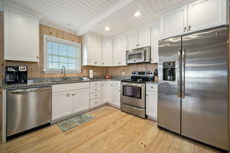 Room 4, Don t Worry Beach House 3 2 2 Blocks to Beach, Baldwin