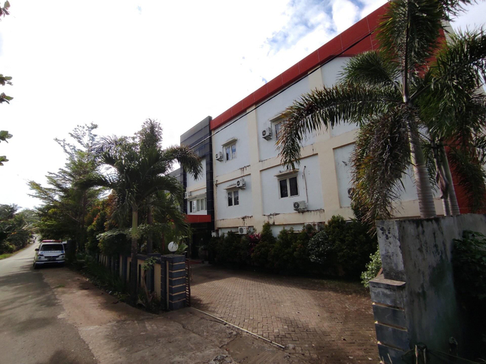 Exterior & Views 1, Hotel O Wisma Syariah Lahundape, Kendari