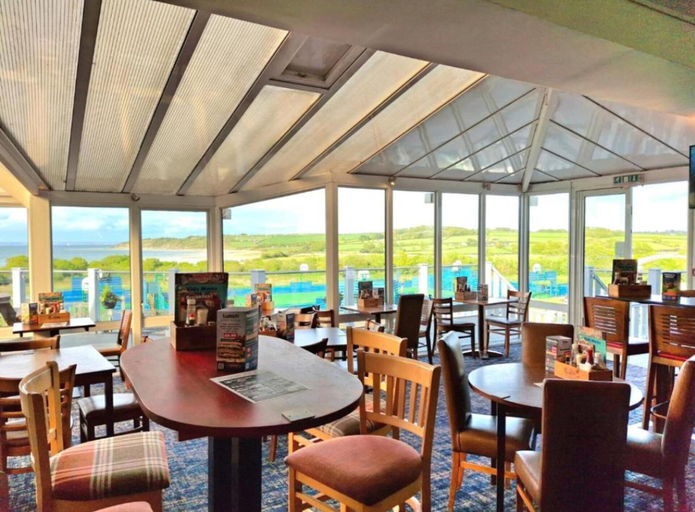 Dining 5, Lovely 3-bed Chalet in Cowes, Isle of Wight