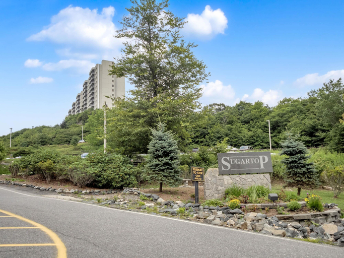 Room 3, Uhost AI 2BR Condo w Balcony Great Views, Avery