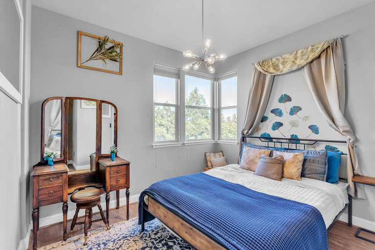 Room 5, Beautiful Sunsets at 3BR Villa in Reno, Washoe