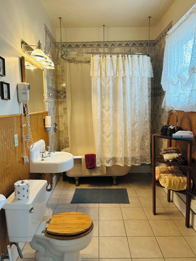 Bathroom 4, Moore's Old Pine Inn, Piute
