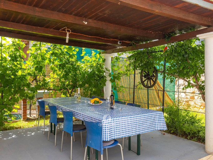 Dining 5, Comfortable House With Private Swimming Pool, Pula