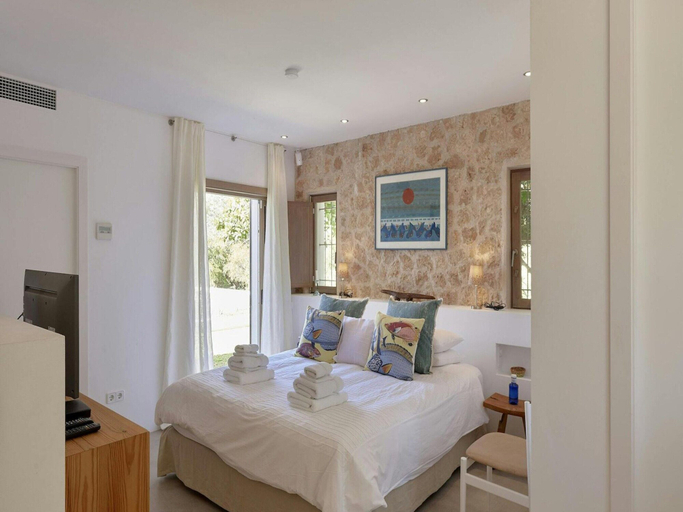 Room 3, Holiday Home With Central Heating, Baleares