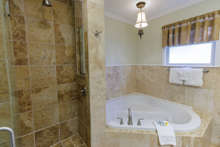 Bathroom 3, Chanticleer Inn Bed & Breakfast, Walker