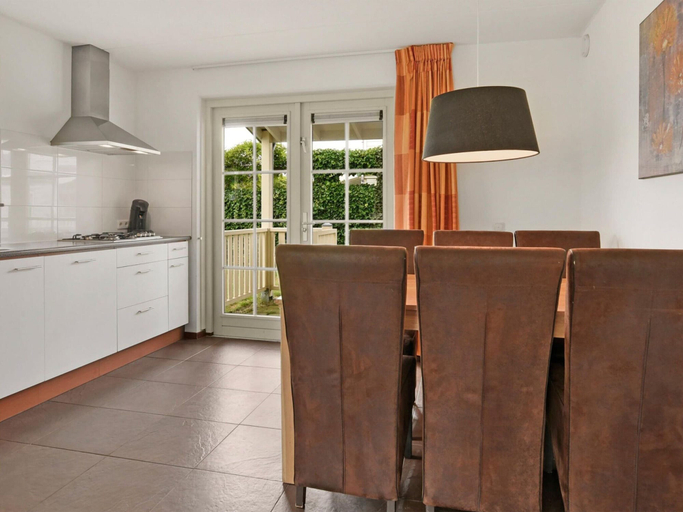 Private kitchen 4, Sun-soaked Bungalow in Simonshaven, Bernisse