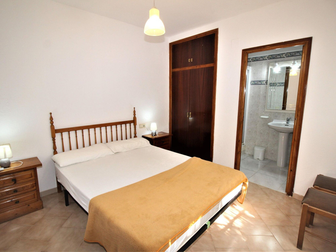 Room 5, Apartments La Pineda, Playa de Pals, Girona