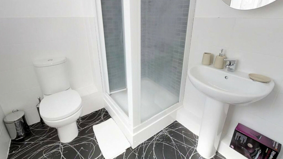 Room 2, Stayzo Cole Green Lane - Free Parking, Hertfordshire