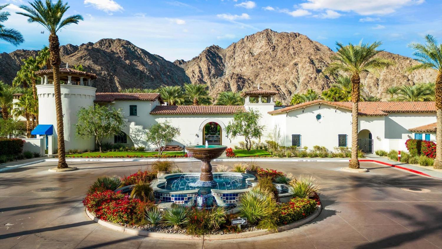LV002 Secluded Downstairs Legacy Villas Studio, Riverside