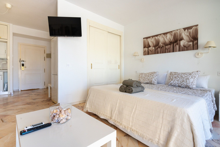 Room 3, Studio in Marbella Near Romana Playa Beach, Málaga
