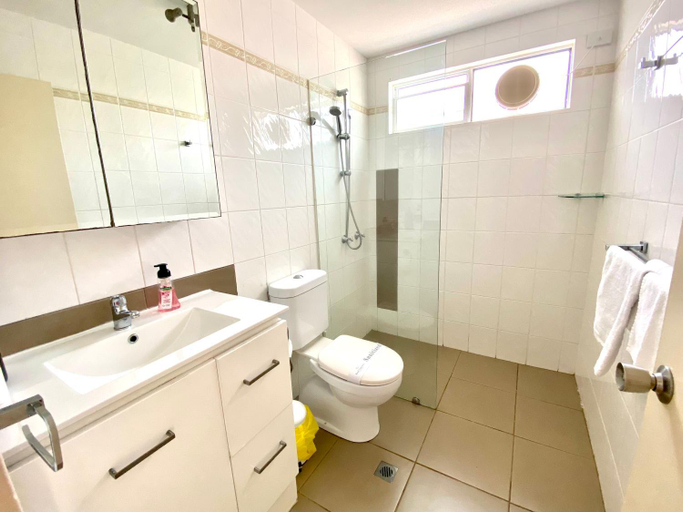 Bathroom 5, Reef Gateway Apartments, Cairns