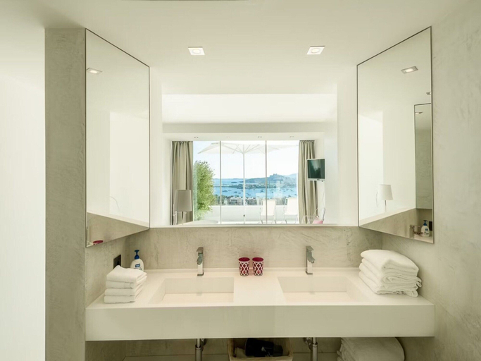 Bathroom 3, Charming Villa in Delightful Gateway, Baleares