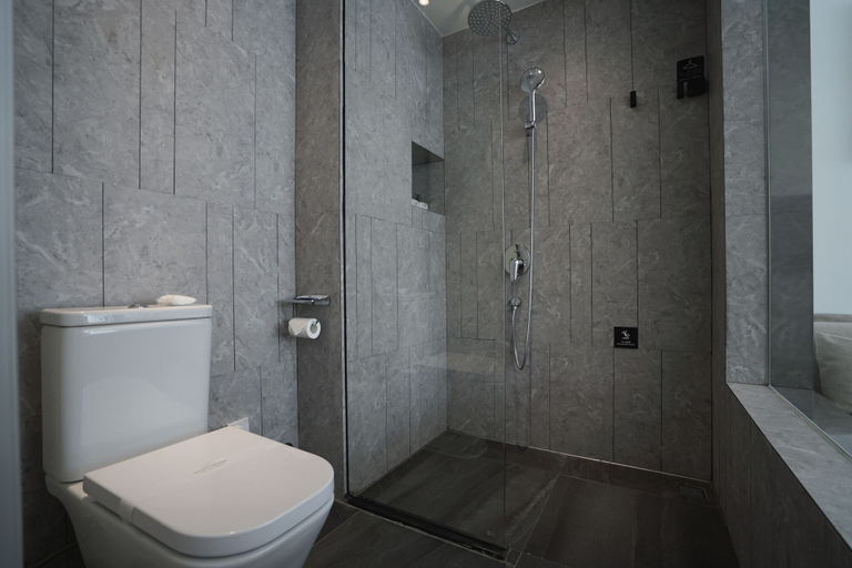 Bathroom 3, Ruoli Yangshuo, Guilin
