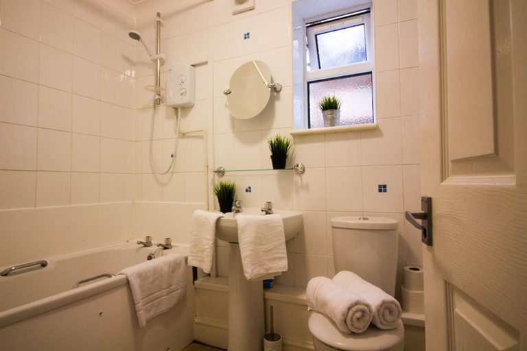 Bathroom 4, Stayzo Penthouse Accommodation 2- Premier Lodge, Southampton