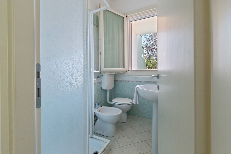 Bathroom, Sunny Coastal Escape in Lido, Ferrara