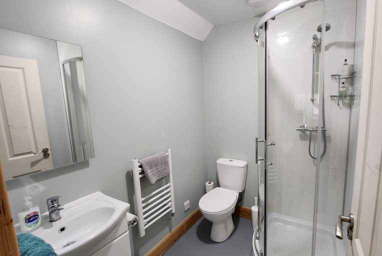 Bathroom 3, Inchnadamph Explorers Lodge, Highland