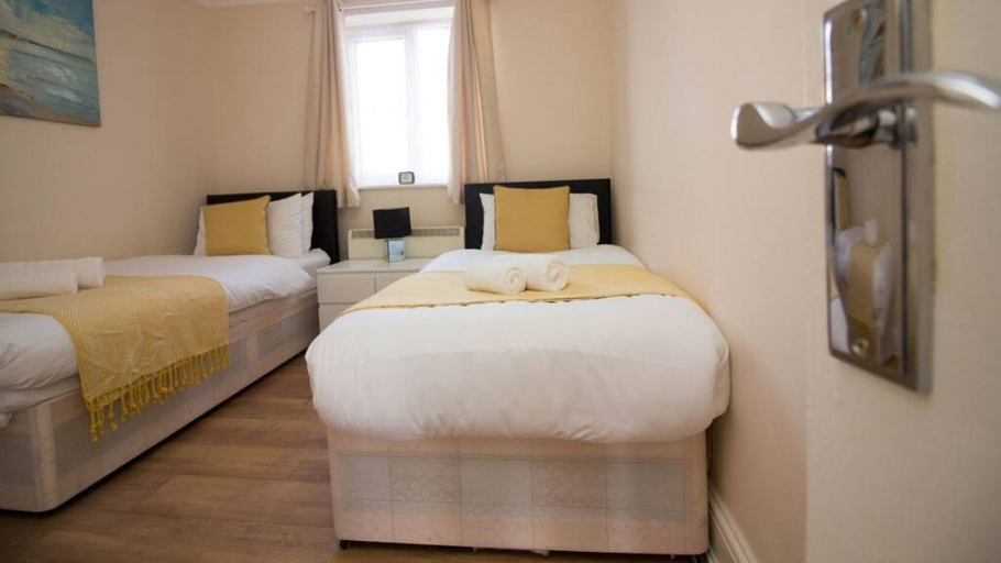 Bedroom 4, Stayzo Penthouse Accommodation 1- Premier Lodge, Southampton